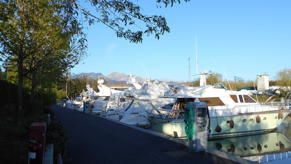 Iron Gate Marina3B Hotel Sarzana Exterior photo